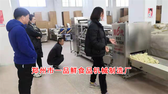 許昌客戶做燴面批發(fā)淘汰舊設(shè)備考察自動疊片燴面機(圖2) 微信圖片_20211223163547.jpg