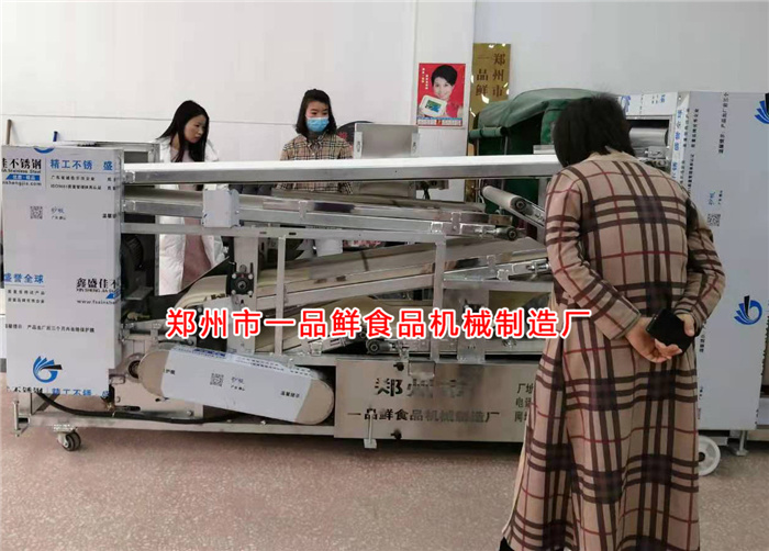 客戶考察自循環(huán)揉壓機 客戶考察自循環(huán)揉壓機