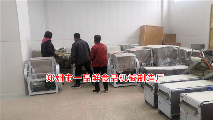 客戶考察和面機(jī)及揉壓機(jī) 客戶考察和面機(jī)及揉壓機(jī)