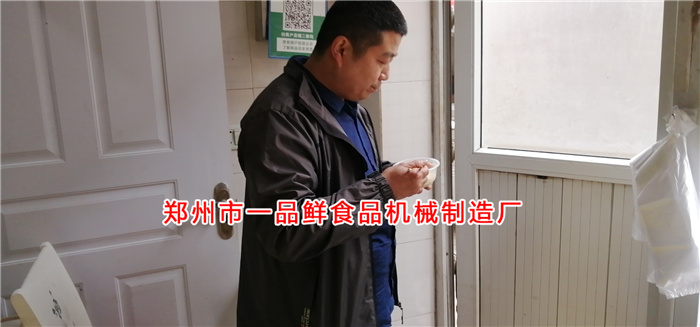 客戶在實(shí)體店面品嘗面食口感 客戶在實(shí)體店面品嘗面食口感