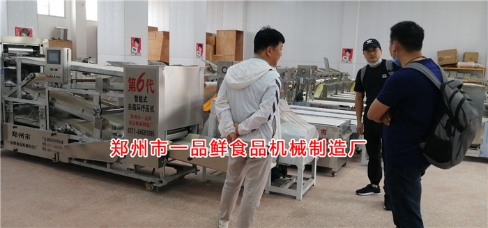 食品廠前來(lái)考察多功能面食設(shè)備 食品廠前來(lái)考察多功能面食設(shè)備